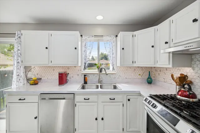 $2,400 | 578 East Mahan Avenue, Hazel Park, MI 48030