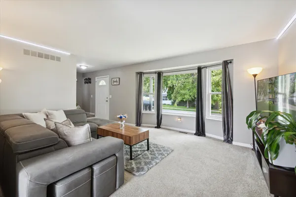 $2,400 | 578 East Mahan Avenue, Hazel Park, MI 48030