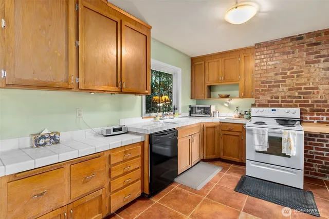 $999,000 | 1333 East Bay Drive Northeast, Olympia, WA 98506