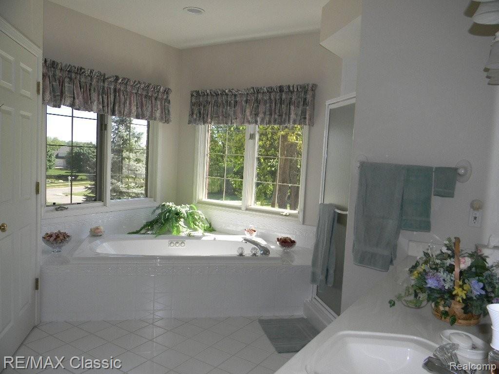 472 Inverness Highland, MI 48357 - Photo 16 of 25 Master Bath.JPG