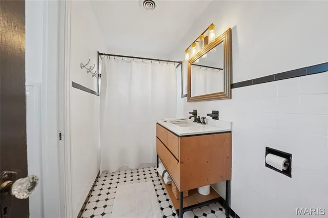 $695,000 | 514 Angenette Avenue, Kirkwood, MO 63122