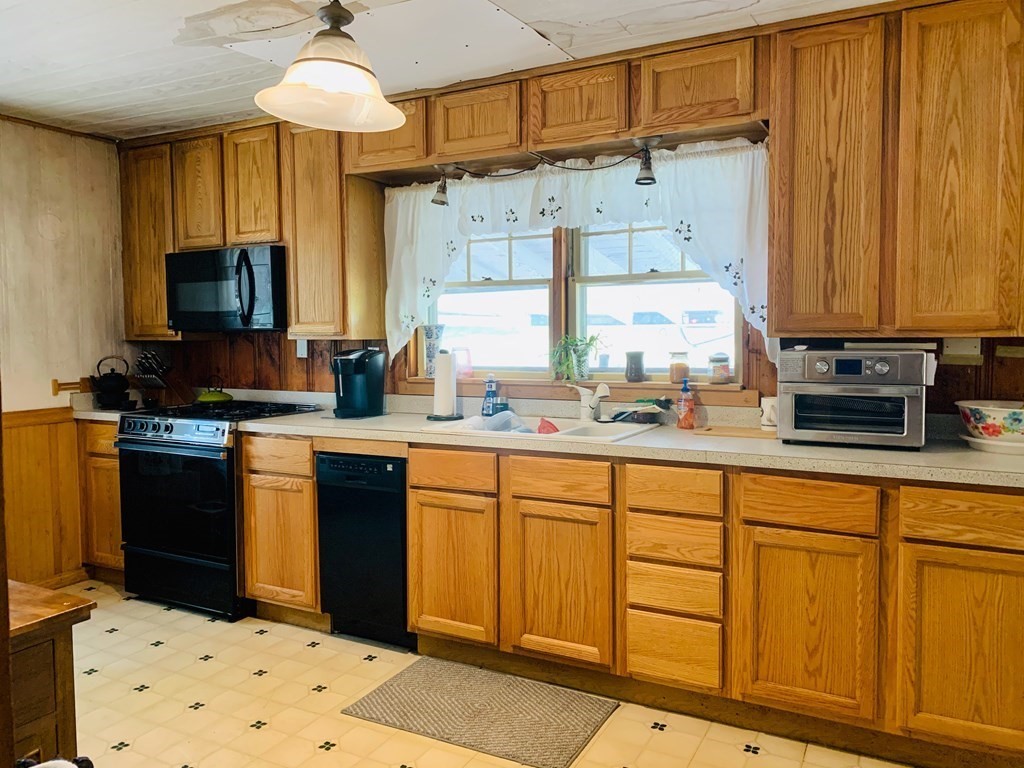 5 Williams Street Sterling, MA 01564 - Photo 9 of 18