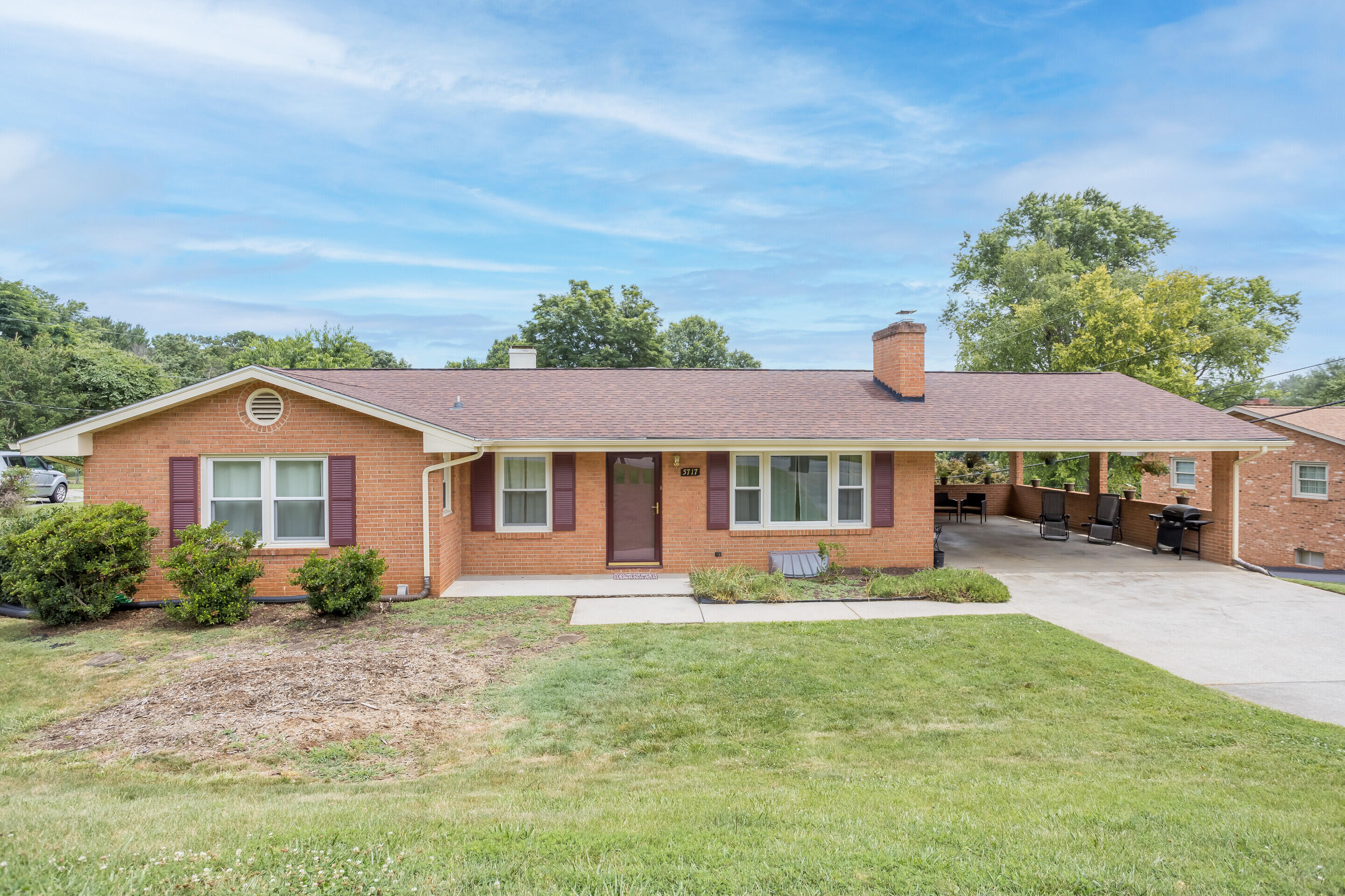 5717 Castle Rock Road Roanoke, VA 24018 - Photo 1 of 31 01_5717_Castle_Rock_Rd01_mls