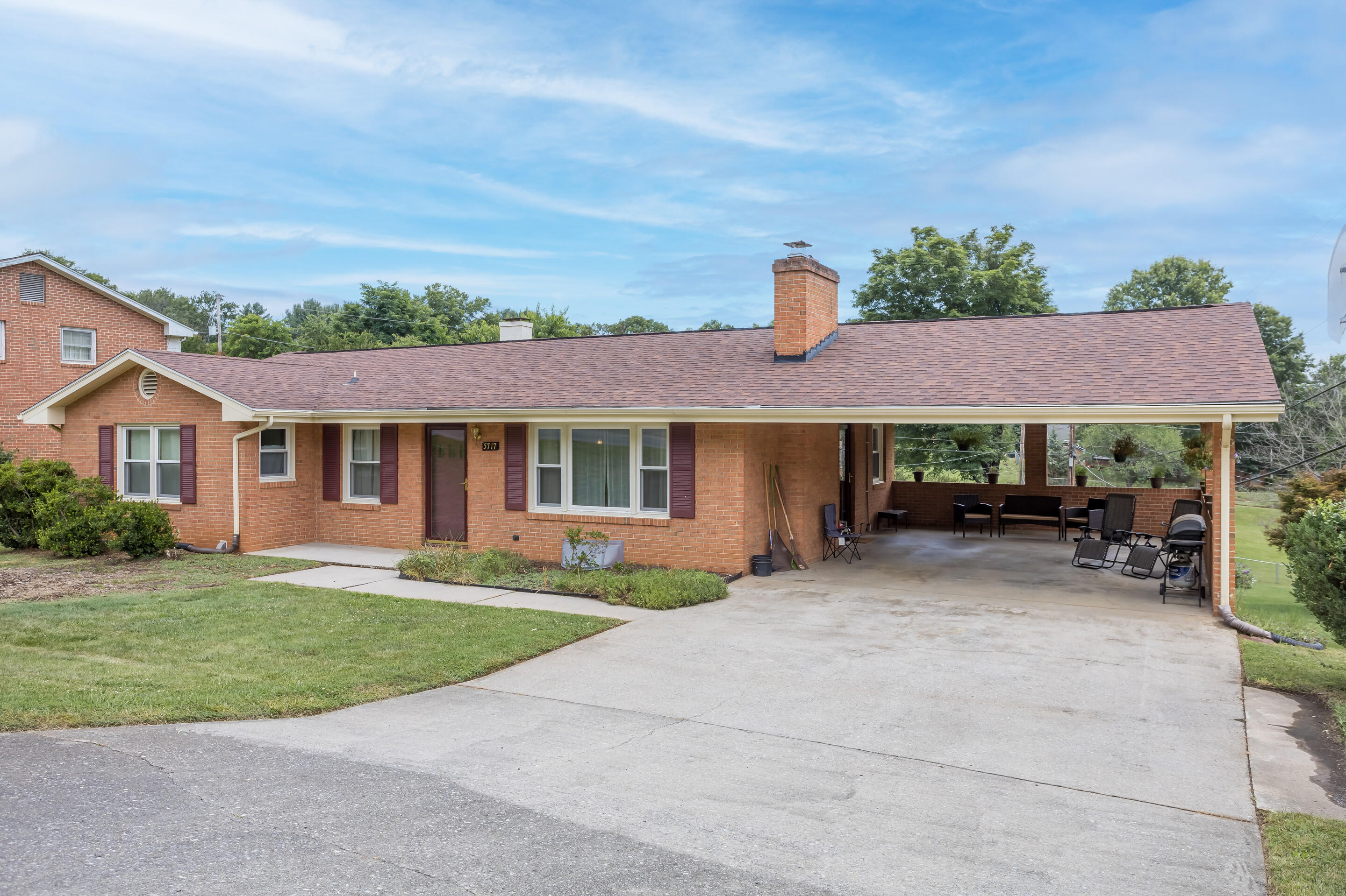5717 Castle Rock Road Roanoke, VA 24018 - Photo 2 of 31 02_5717_Castle_Rock_Rd02_mls