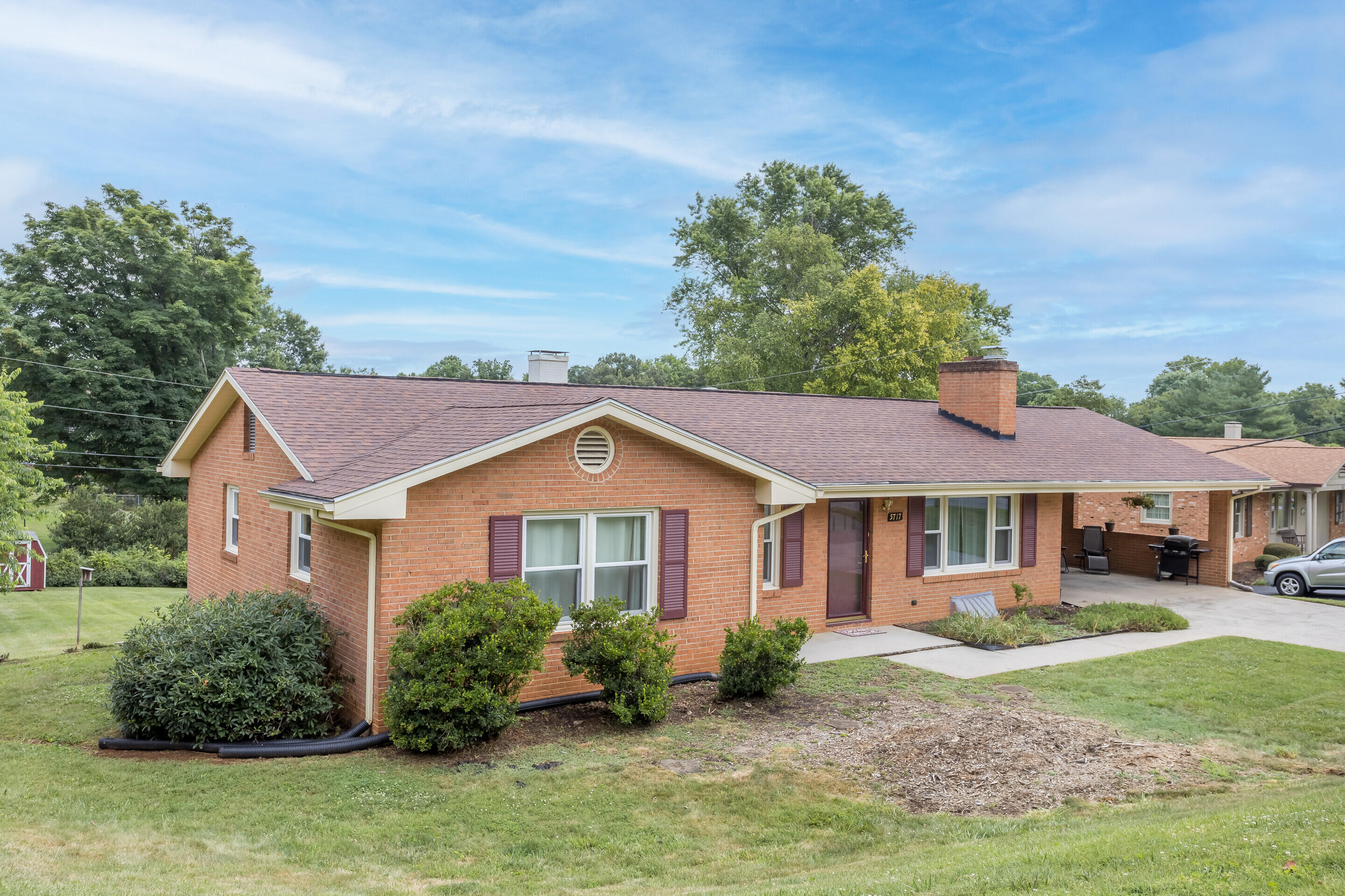 5717 Castle Rock Road Roanoke, VA 24018 - Photo 3 of 31 03_5717_Castle_Rock_Rd03_mls