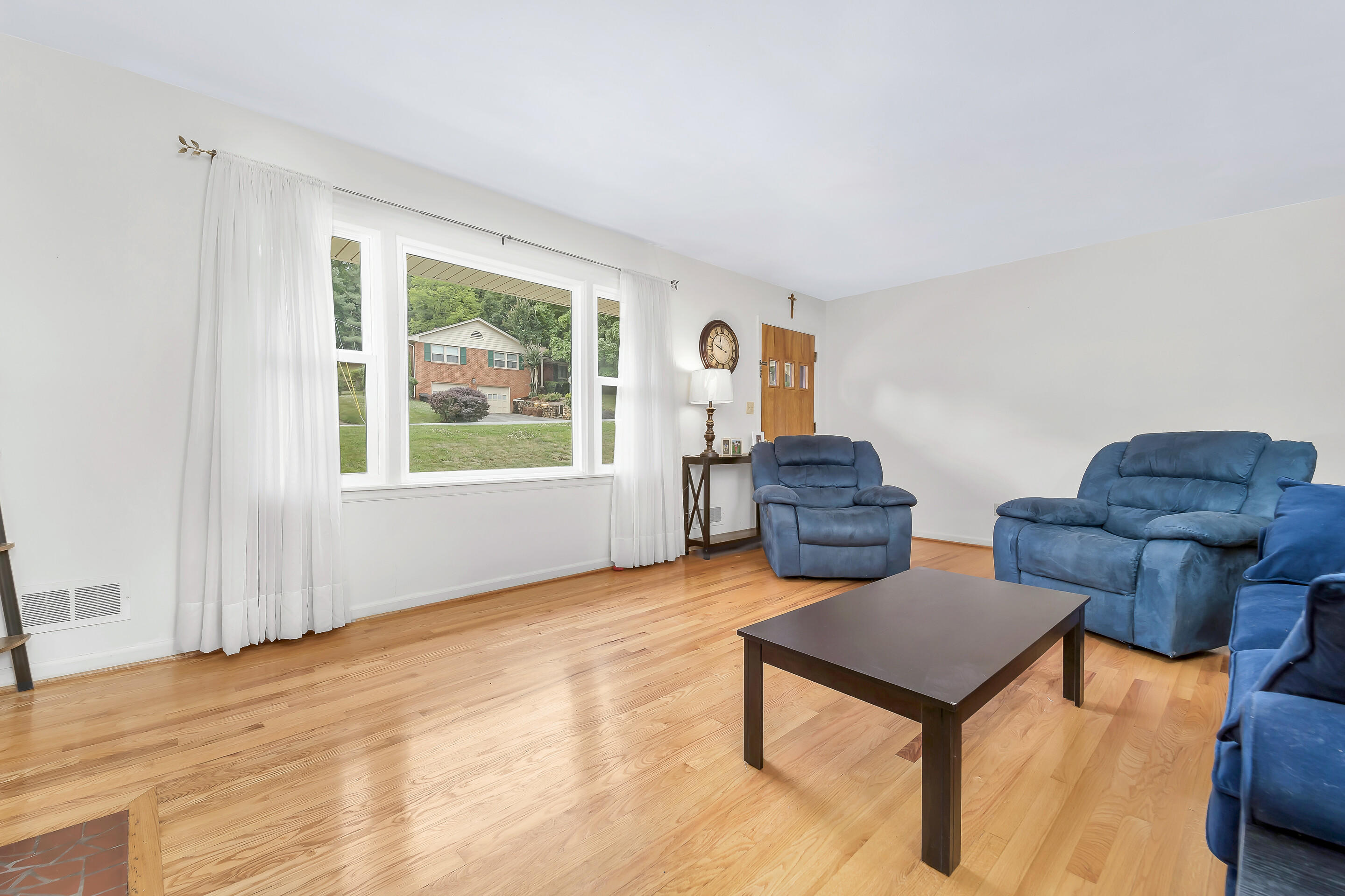 5717 Castle Rock Road Roanoke, VA 24018 - Photo 6 of 31 06_5717_Castle_Rock_Rd06_mls