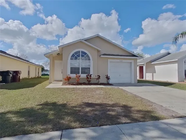 a view of a house with a yard