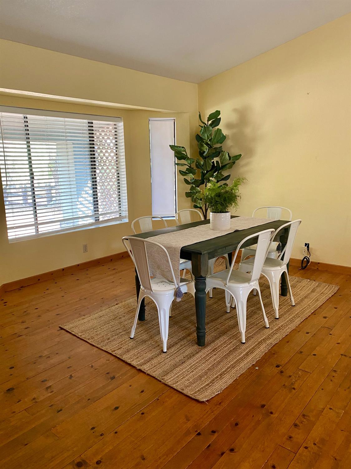 535 Riverside Road, Unit 537 Oak View, CA 93022 - Photo 14 of 22 a view of a dining room with furniture and a potted plant