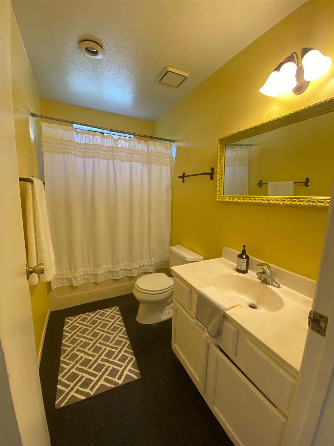535 Riverside Road, Unit 537 Oak View, CA 93022 - Photo 18 of 22 a bathroom with a sink and a mirror
