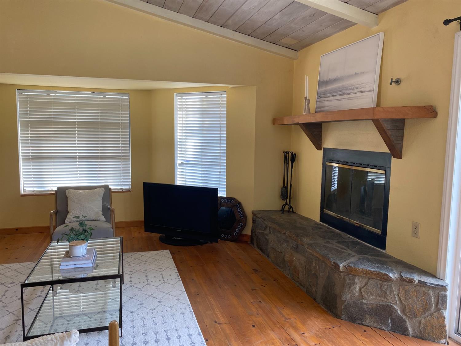 535 Riverside Road, Unit 537 Oak View, CA 93022 - Photo 21 of 22 a living room with furniture and a fireplace