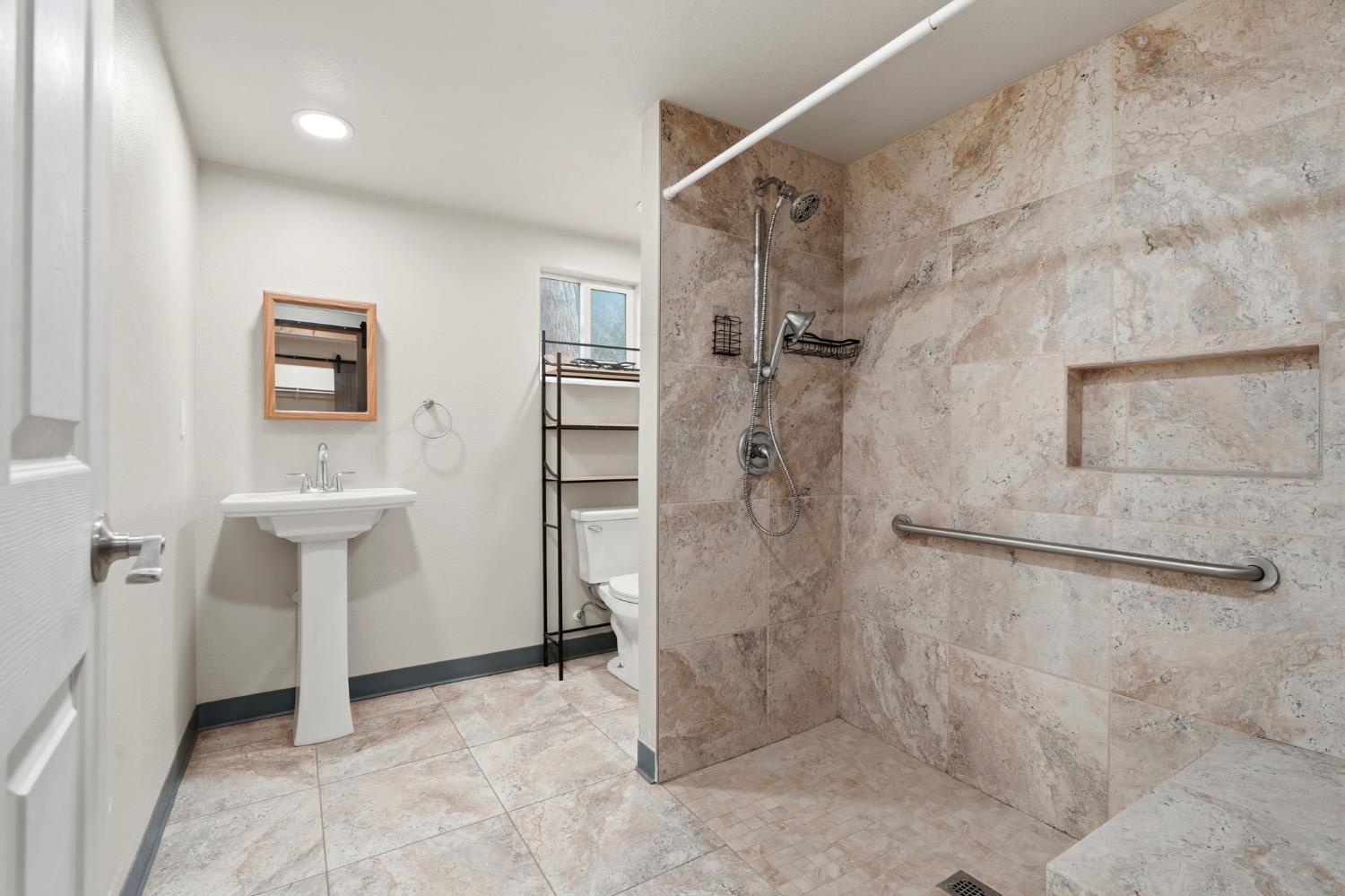 910 Kaweah Street Hanford, CA 93230 - Photo 15 of 19