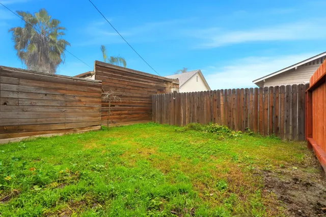 a view of a backyard