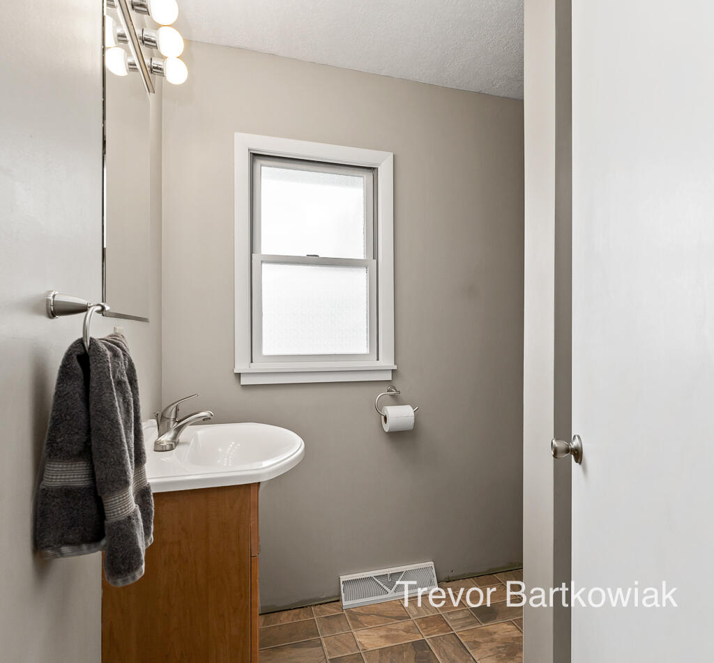 4211 South Brooks Road Muskegon, MI 49444 - Photo 14 of 70 4211Brooks35Lores