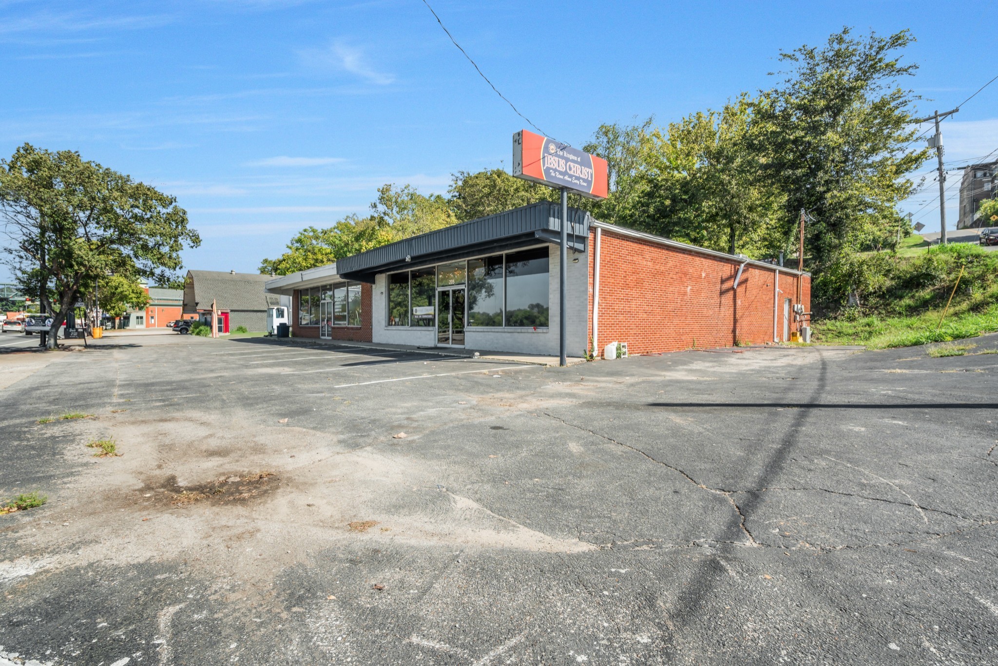 207 North Riverside Drive Clarksville, TN 37040 - Photo 6 of 29 a house with trees in front of it