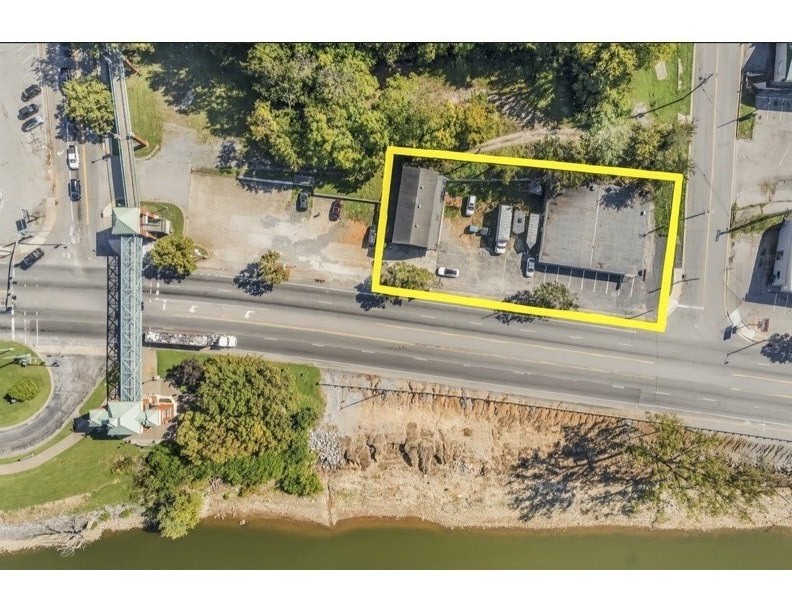 207 North Riverside Drive Clarksville, TN 37040 - Photo 6 of 29 a view of swimming pool with a yard