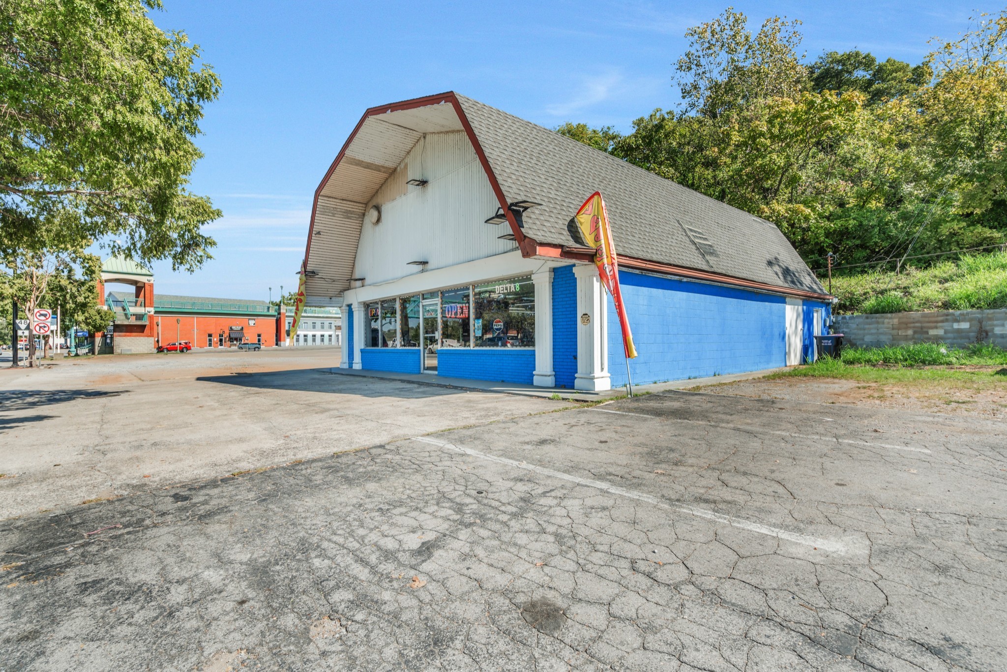 207 North Riverside Drive Clarksville, TN 37040 - Photo 8 of 29 a view of large space with a street