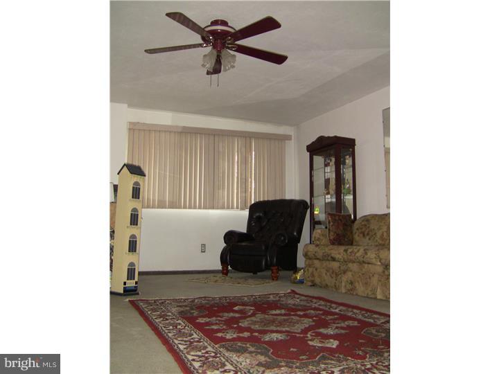 3203 Morning Glory Road Philadelphia, PA 19154 - Photo 3 of 20 Living Room