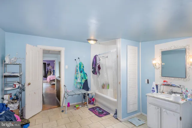 a very nice looking room with a mirror