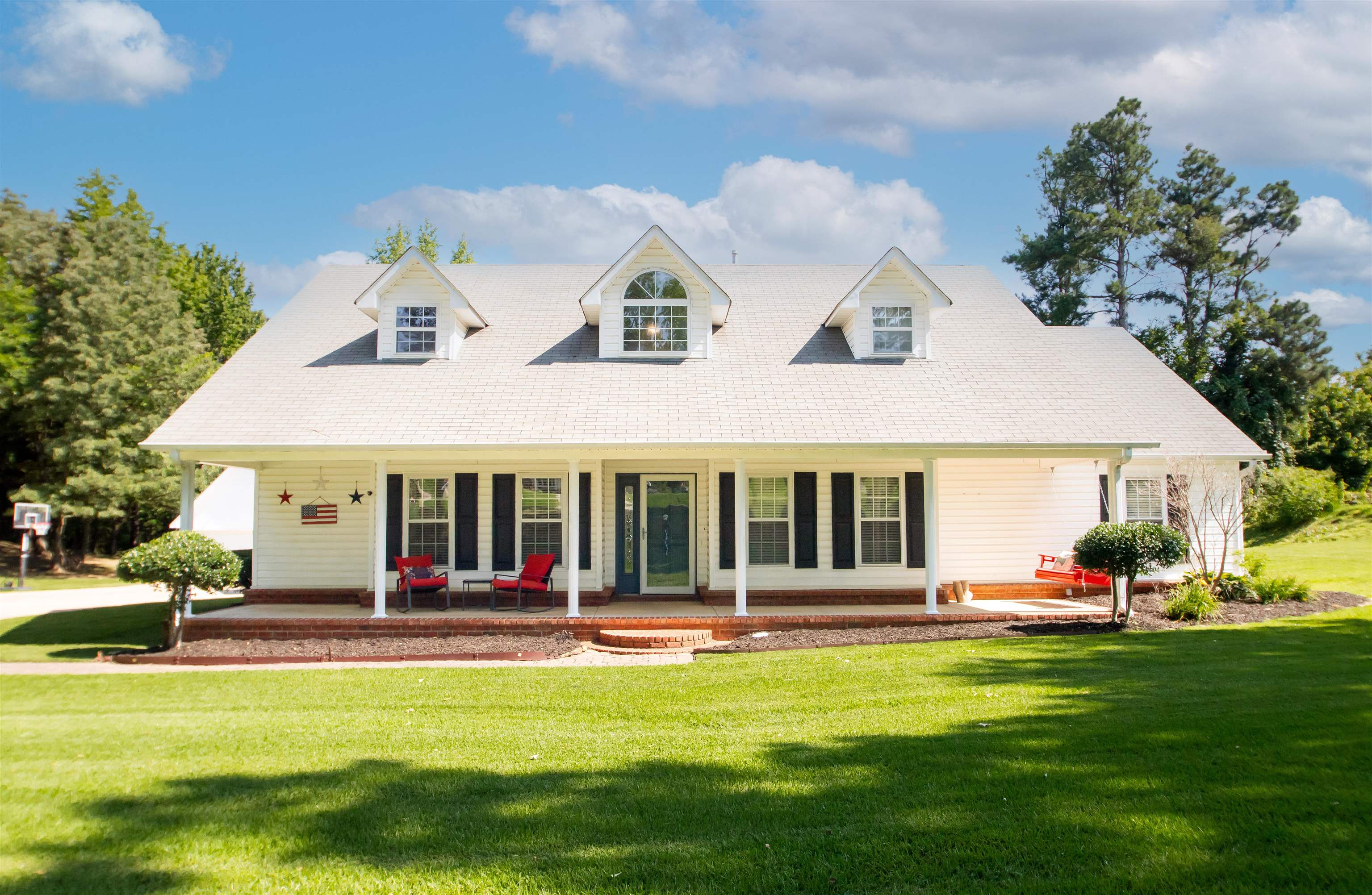 74 Huffman Road Brighton, TN 38011 - Photo 1 of 28 Cape cod house featuring a porch and a front yard