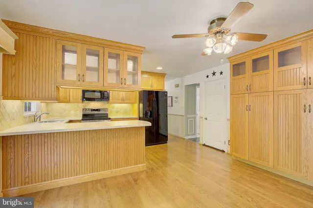 a view of livingroom with furniture