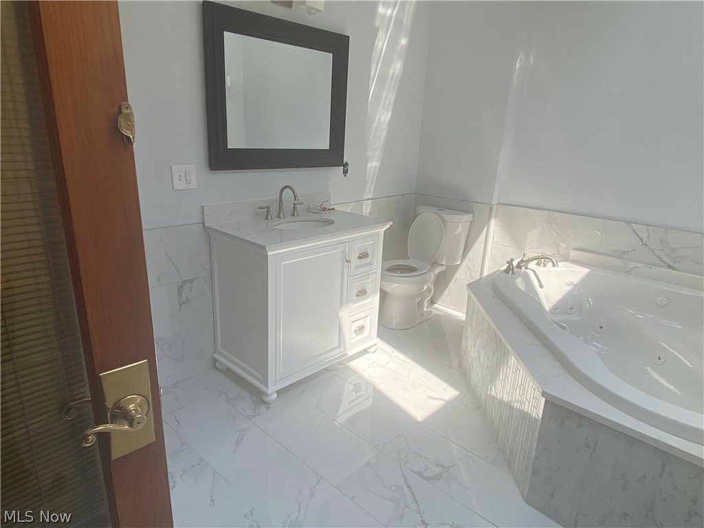 899 Clarence Road Cleveland Heights, OH 44121 - Photo 14 of 24 2nd Floor Bathroom