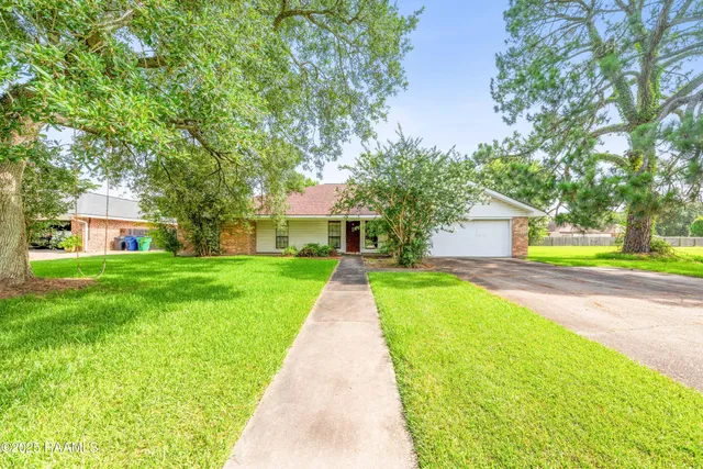 $299,000 | 14 Henrietta Drive, Crowley, LA 70526