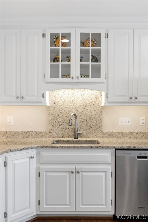 300 North Ridge Road, Unit 70 Henrico, VA 23229 - Photo 6 of 36 a kitchen with granite countertop cabinets and window