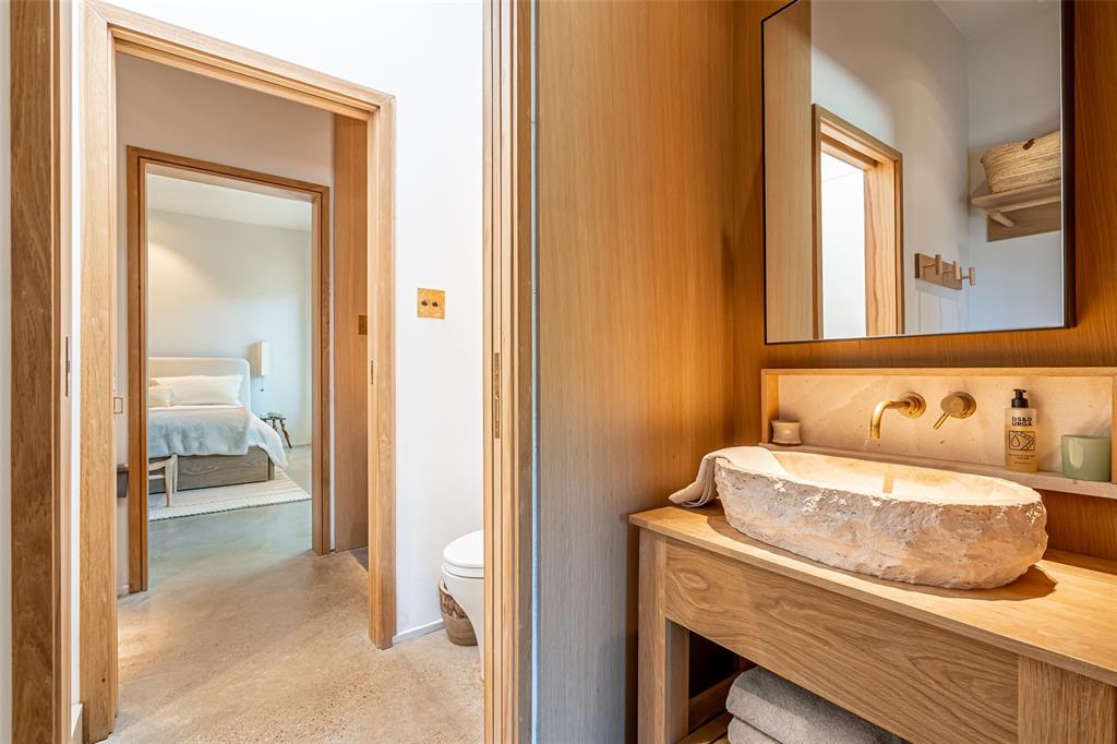 1485 Autumn Valley Bluff Dale, TX 76433 - Photo 29 of 40 Jack and Jill bath