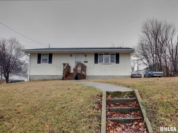 $115,000 | 560 Tremont Street, Barry, IL 62312