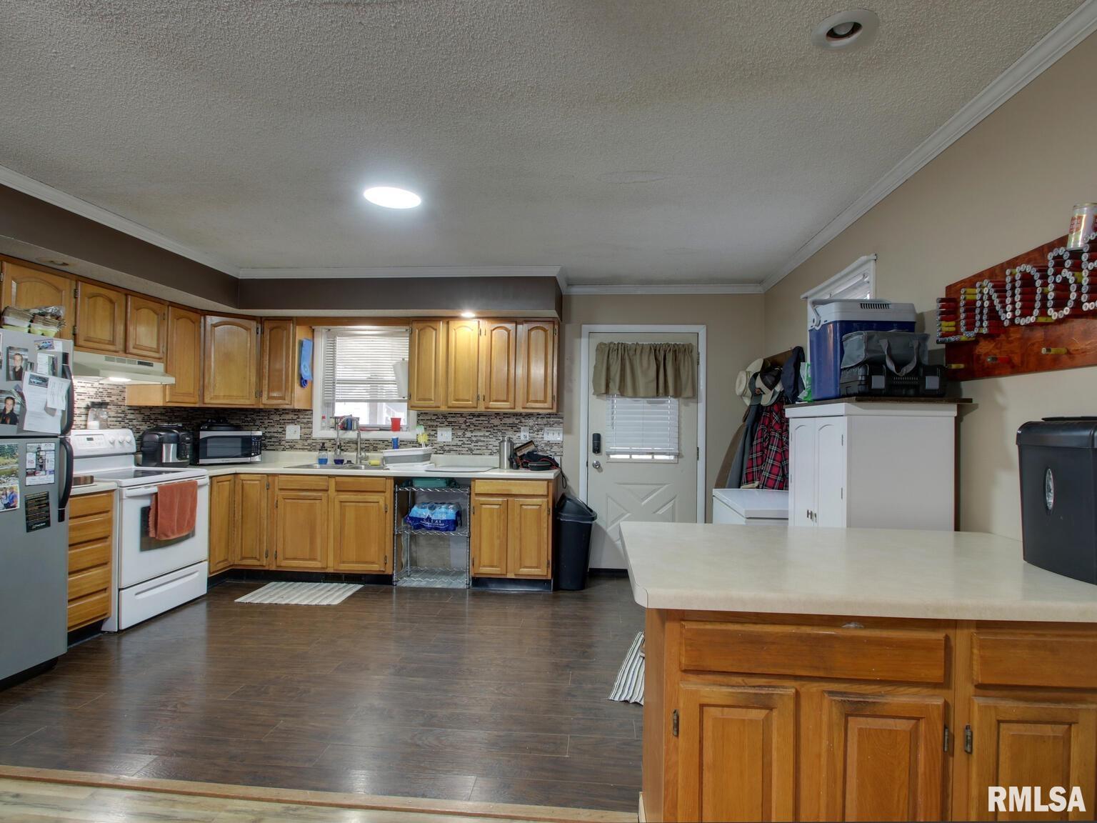 560 Tremont Street Barry, IL 62312 - Photo 3 of 23