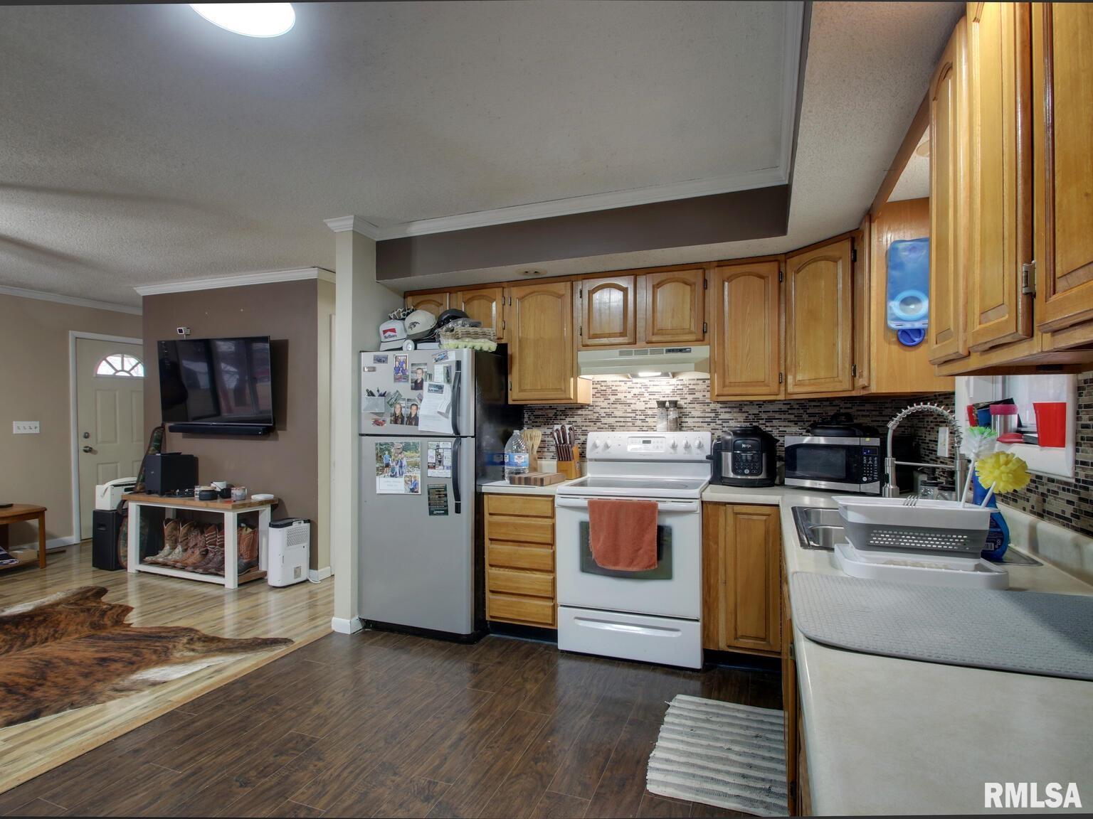 560 Tremont Street Barry, IL 62312 - Photo 6 of 23