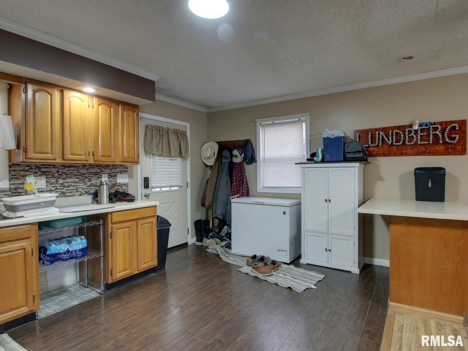 560 Tremont Street Barry, IL 62312 - Photo 7 of 23