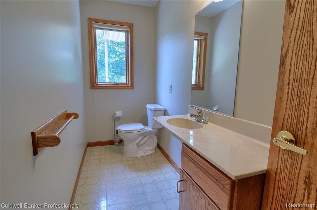 25452 Johns Road South Lyon, MI 48178 - Photo 17 of 34 016-Half_Bathroom.jpg