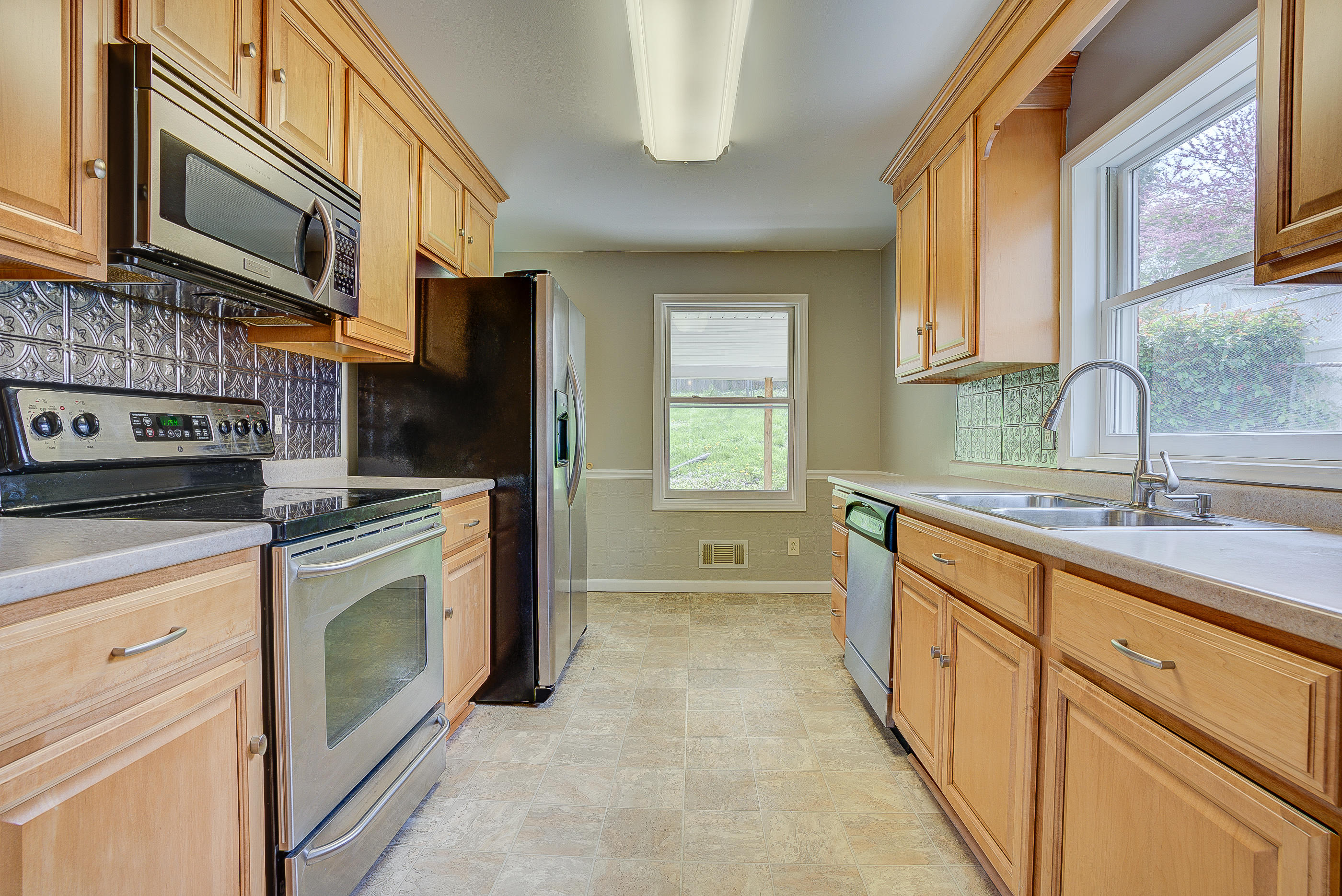 2454 Livingston Road Southwest Roanoke, VA 24015 - Photo 4 of 21 Updated Kitchen