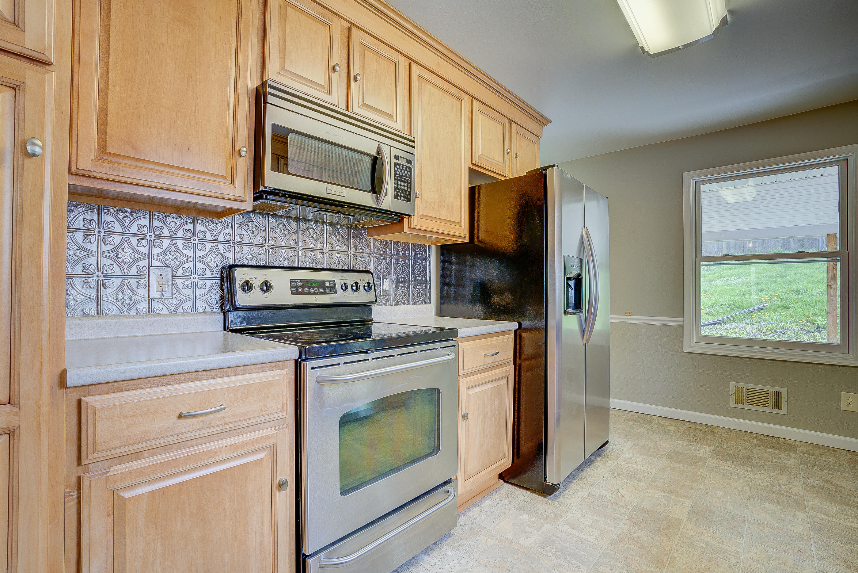2454 Livingston Road Southwest Roanoke, VA 24015 - Photo 5 of 21 Newer Stainless Appliances
