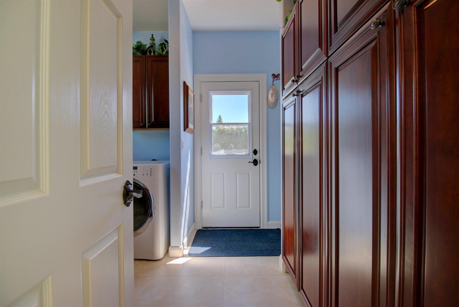 1685 Minear Road Medford, OR 97501 - Photo 23 of 32 Mudroom off the master bath and laundry