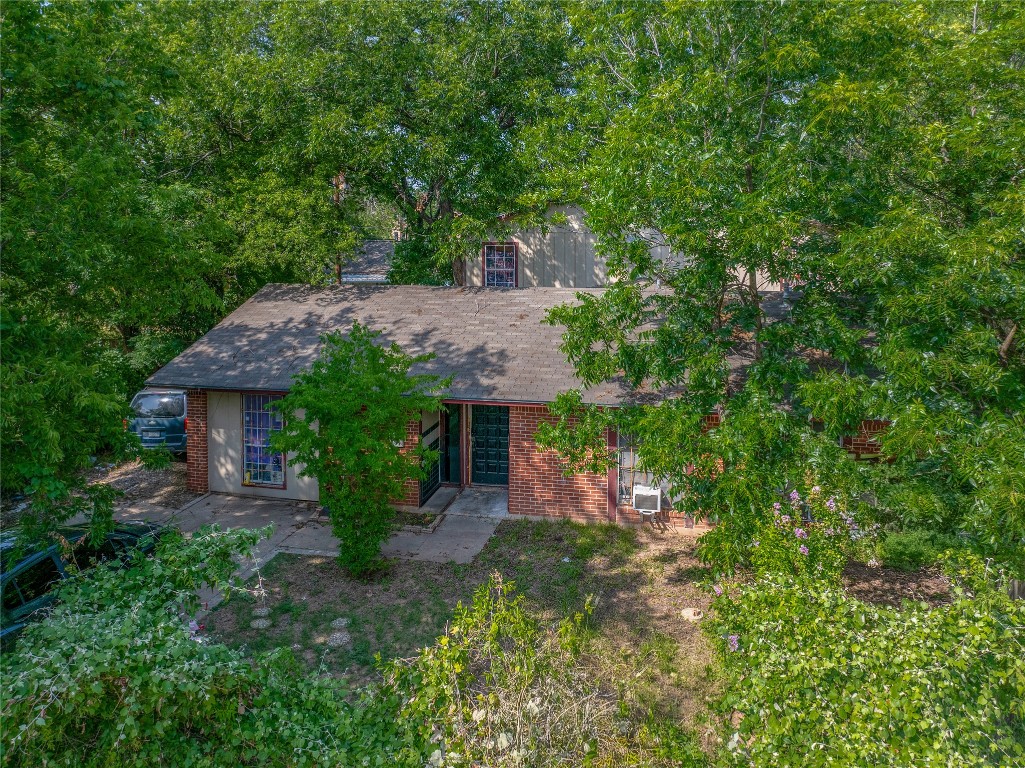 6110 Calmar Cove Austin, TX 78721 - Photo 4 of 26 front view of a house with a garden