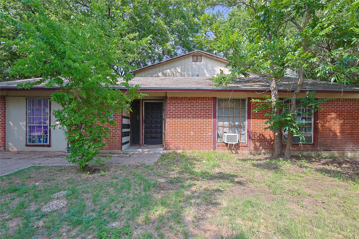 6110 Calmar Cove Austin, TX 78721 - Photo 5 of 26 a front view of a house with garden