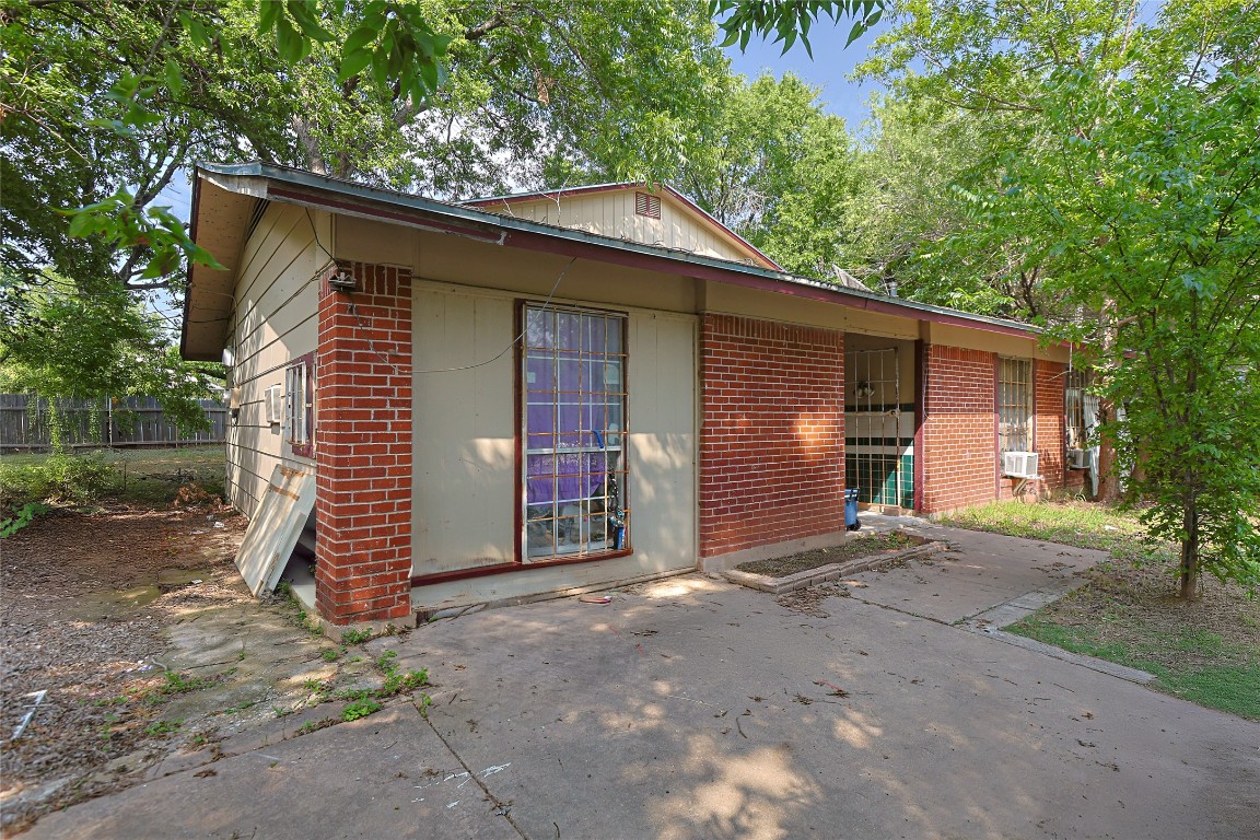 6110 Calmar Cove Austin, TX 78721 - Photo 8 of 26 a front view of a house with garden