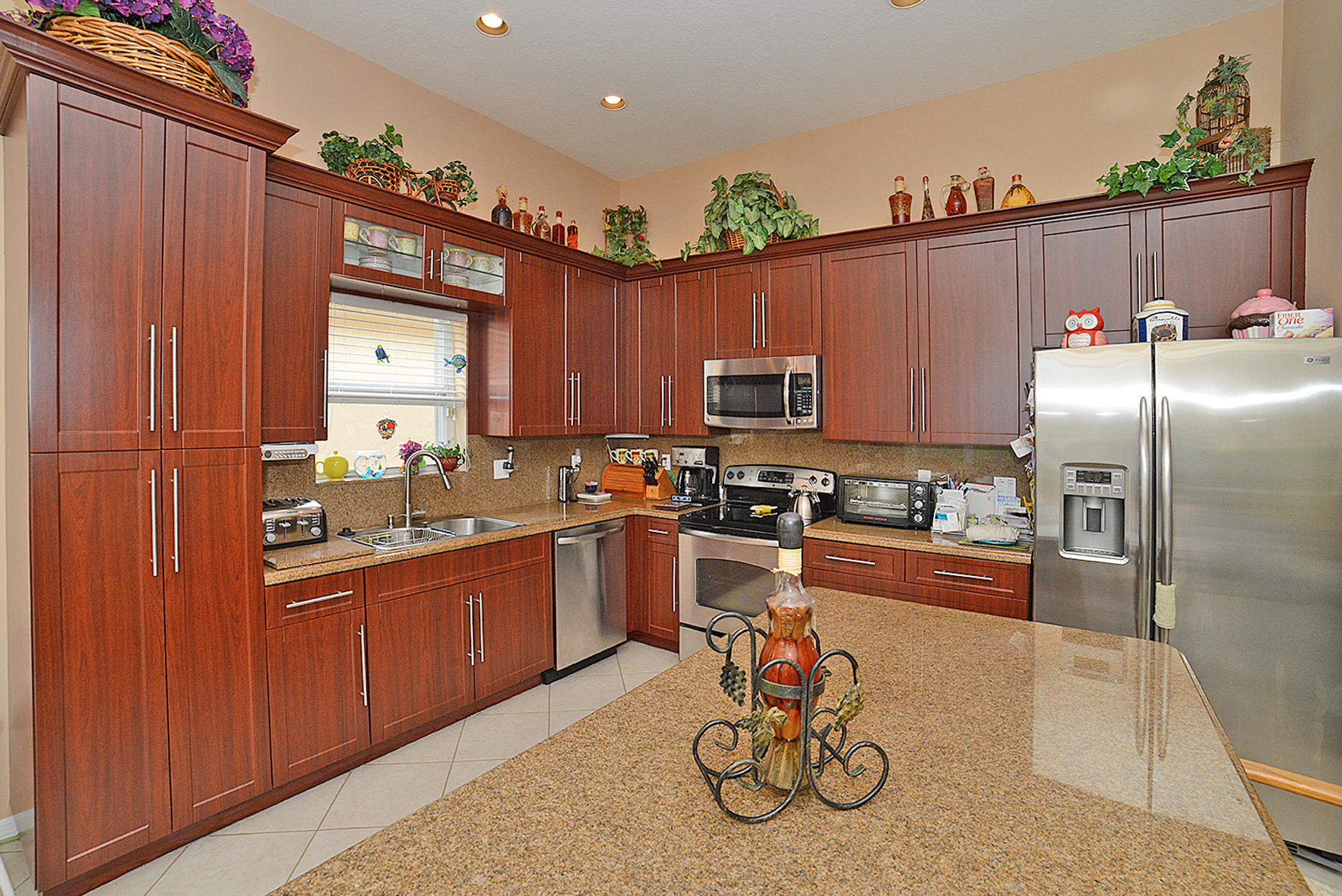 13925 Vía Raphael Delray Beach, FL 33446 - Photo 19 of 33 Kitchen