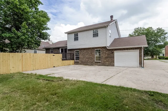 a view of a backyard