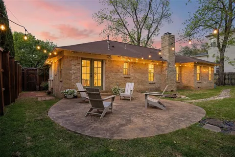 a view of a house with backyard and sitting area