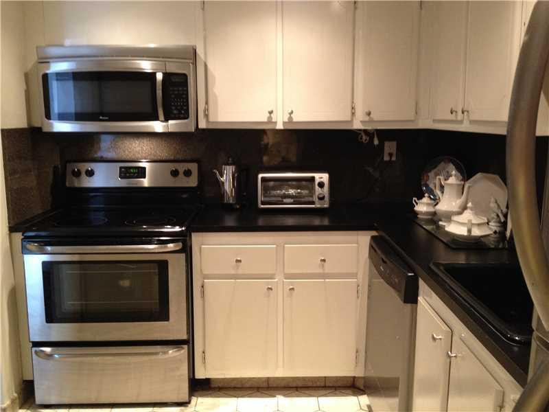 1609 North Riverside Drive, Unit 902 Pompano Beach, FL 33062 - Photo 5 of 13 Kitchen.