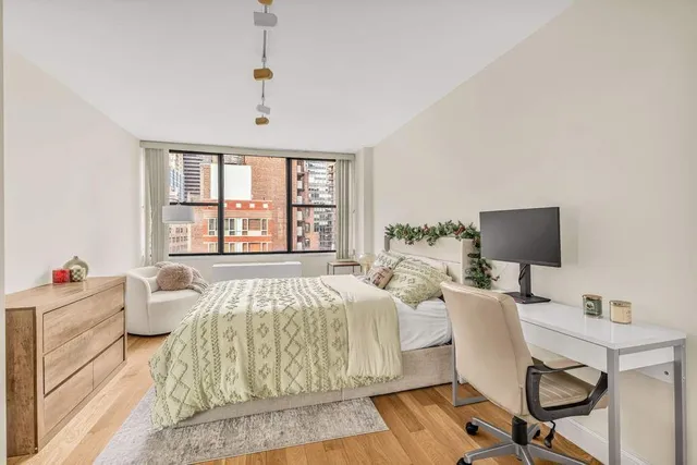 $875,000 | 301 East 45th Street, Unit 10E | Midtown East