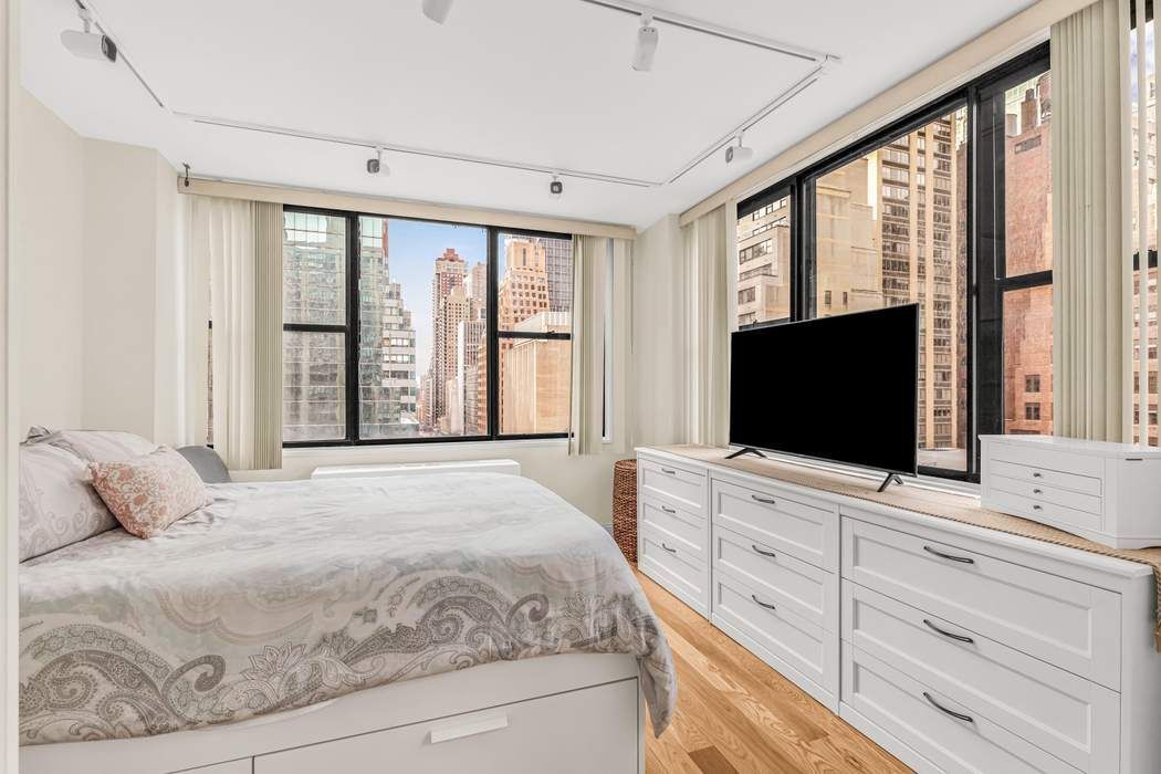 301 East 45th Street, Unit 10E Manhattan, NY 10017 - Photo 4 of 10