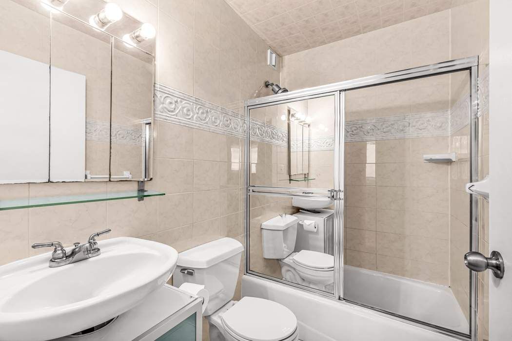 301 East 45th Street, Unit 10E Manhattan, NY 10017 - Photo 6 of 10