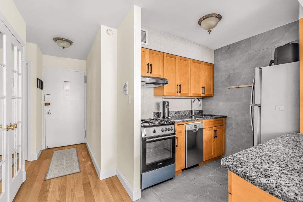 301 East 45th Street, Unit 10E Manhattan, NY 10017 - Photo 7 of 10