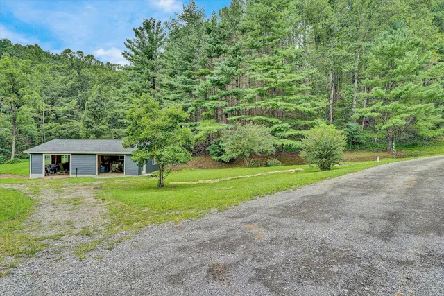 a view of a house with backyard and garden