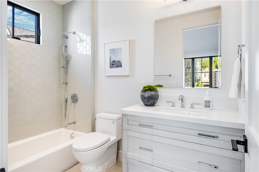 644 29th Street Manhattan Beach, CA 90266 - Photo 25 of 41 a bathroom with a toilet a sink and a bathtub