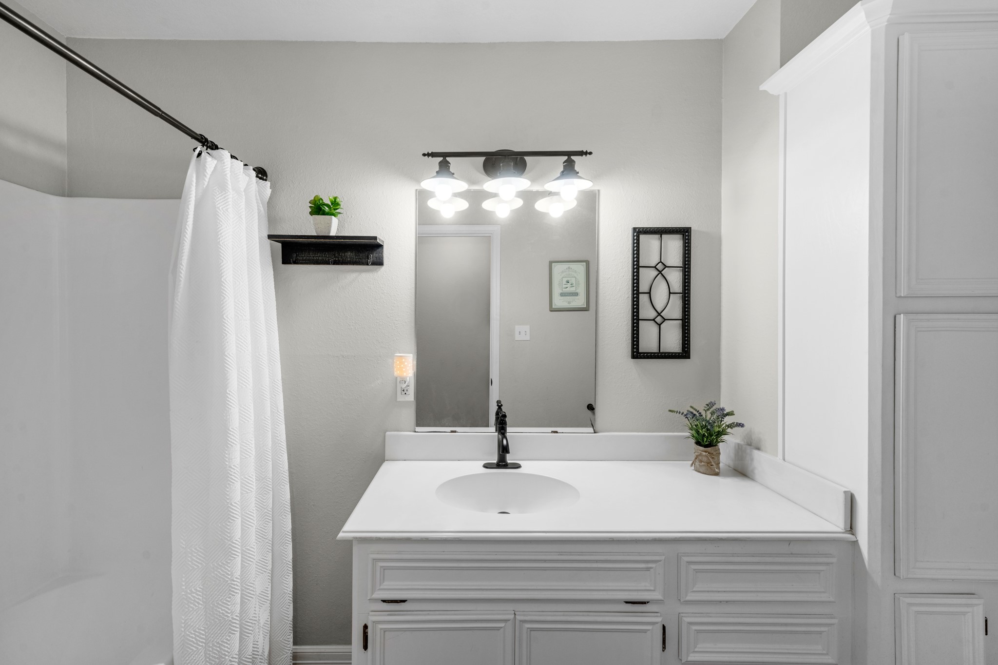 606 Walnut Street Sweeny, TX 77480 - Photo 23 of 28 a bathroom with a sink and a mirror